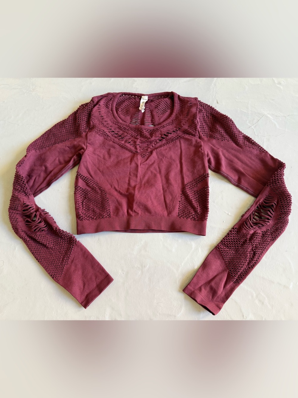 ALO YOGA Siren Long Sleeve Crop Top in Burgundy, Size Small